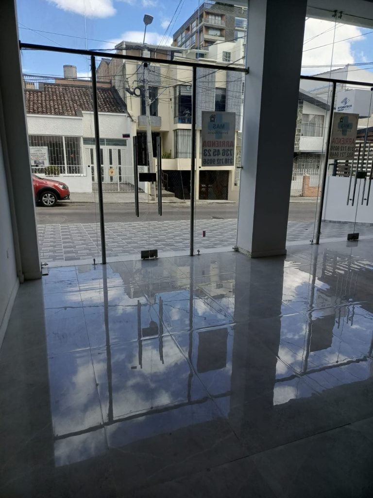 Casa con local en arriendo en La Cuarenta