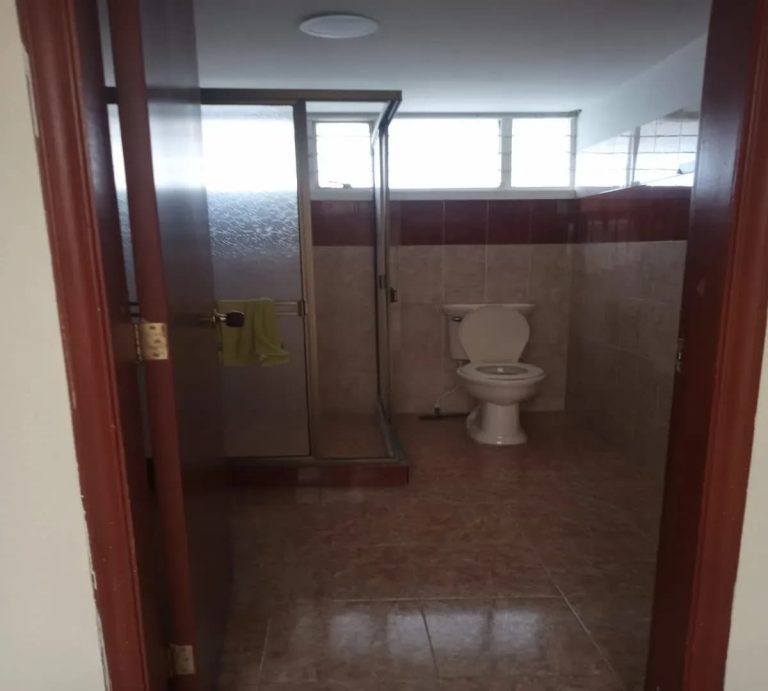 Casa de dos niveles en arriendo en San Ignacio