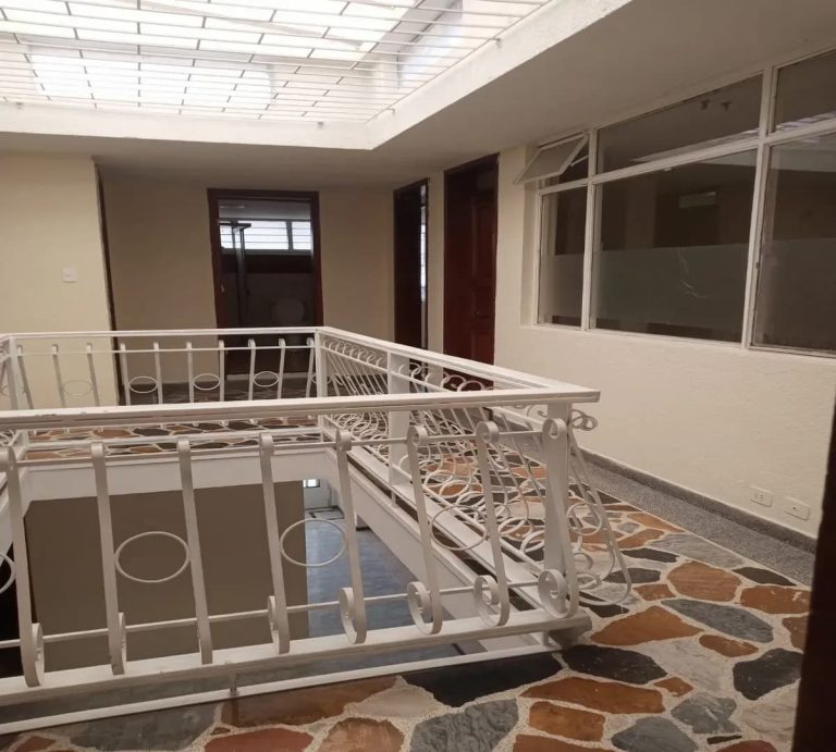 Casa de dos niveles en arriendo en San Ignacio
