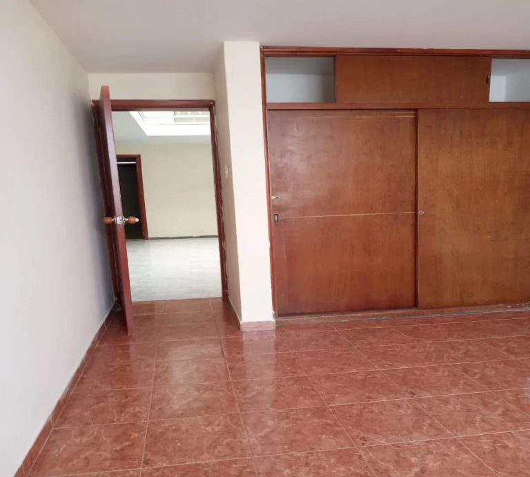 Casa de dos niveles en arriendo en San Ignacio