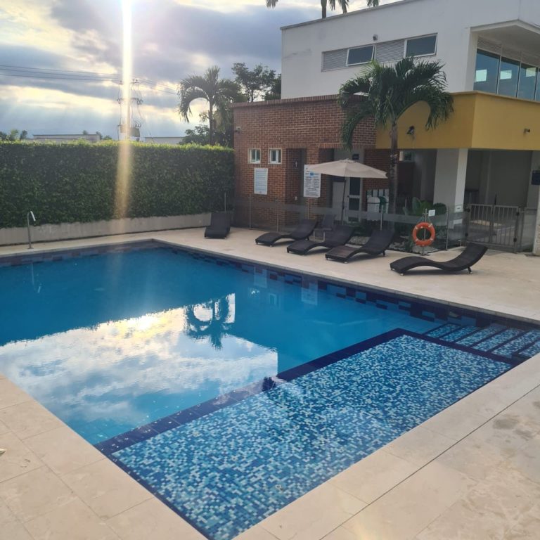 Hermosa casa de dos pisos en arriendo en Cerritos