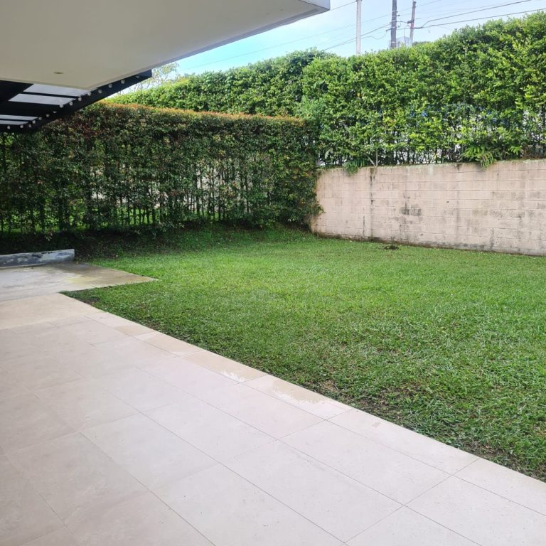 Hermosa casa de dos pisos en arriendo en Cerritos