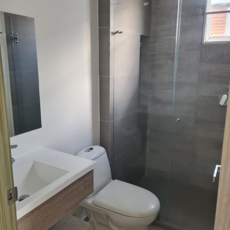 Hermosa casa de dos pisos en arriendo en Cerritos