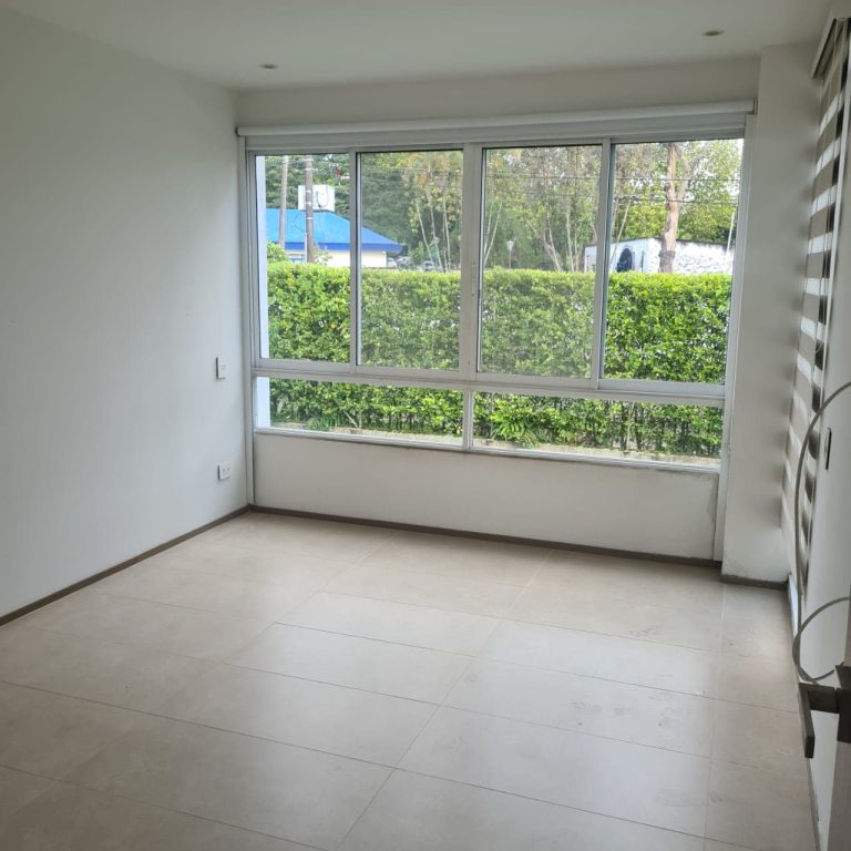Hermosa casa de dos pisos en arriendo en Cerritos