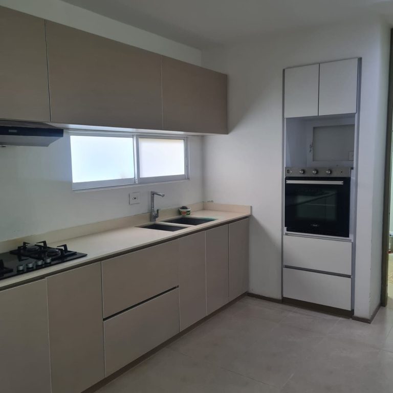 Hermosa casa de dos pisos en arriendo en Cerritos