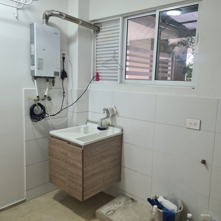 Hermosa casa de dos pisos en arriendo en Cerritos