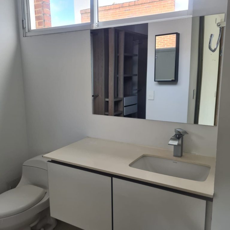 Hermosa casa de dos pisos en arriendo en Cerritos