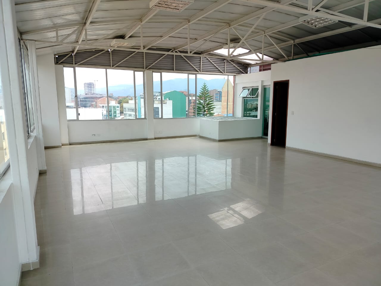ARRIENDO CASA CON LOCAL COMERCIAL EN PUENTE ARANDA -1-