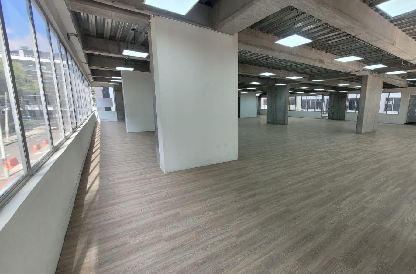 LOCAL 820M2 ARRIENDO VITRINA COMERCIAL SOBRE VIA PRINCIPAL BOGOTA DC