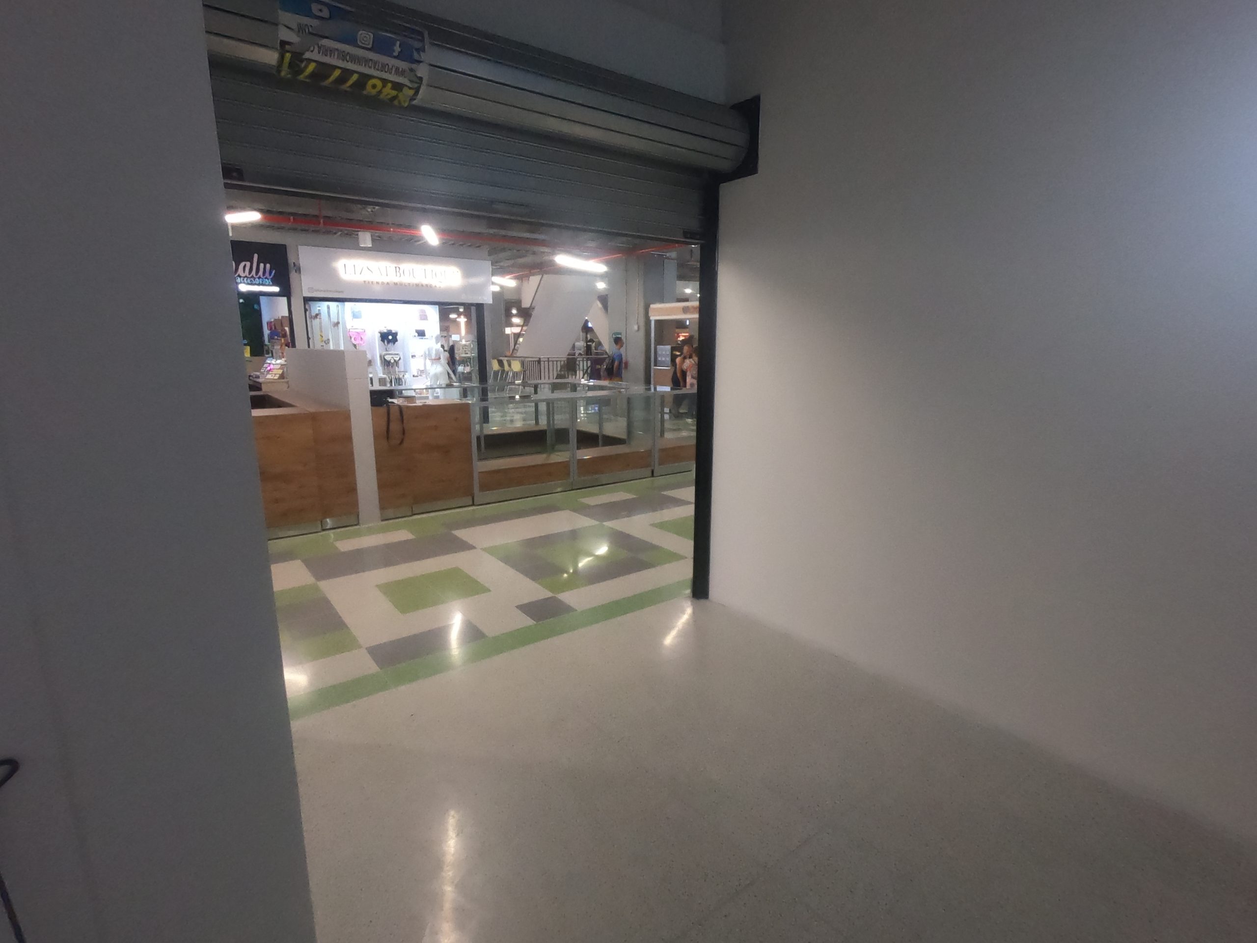 SE ARRIENDA LOCAL COMERCIAL EN EL C.C PLAZA BEILLIN