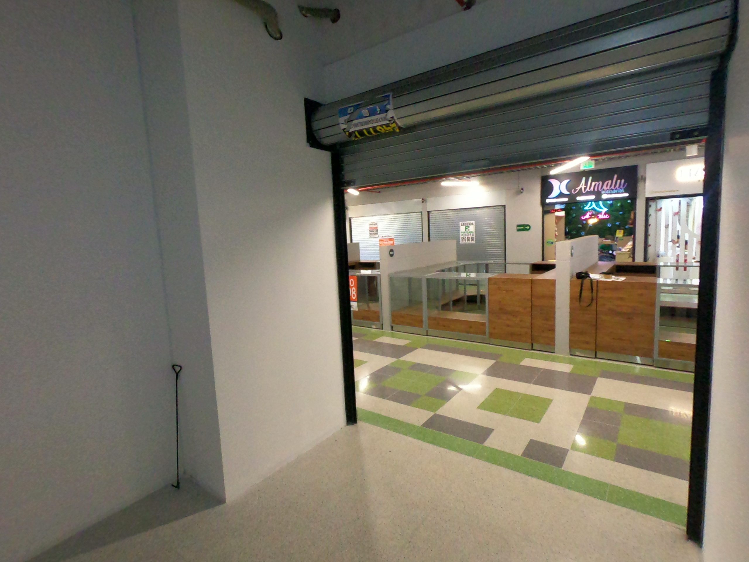 SE ARRIENDA LOCAL COMERCIAL EN EL C.C PLAZA BEILLIN