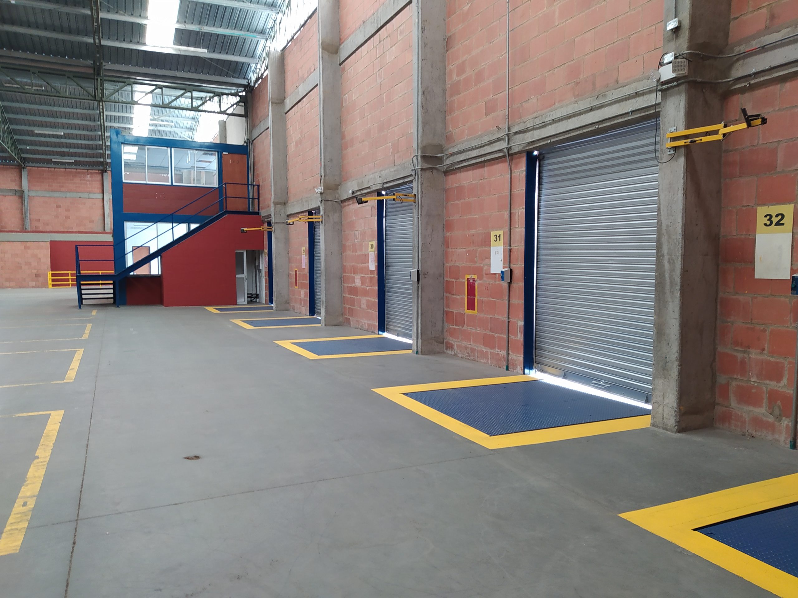 ARRIENDO BODEGA 2.218 M2 MADRID, CUND 5 MUELLES PARQUE INDUSTRIAL 12 1027401520240113121344.jpg