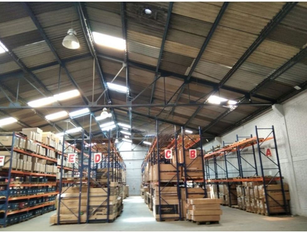 BODEGA DE 2.420 M² EN ZONA INDUSTRIAL DE PUENTE ARANDA