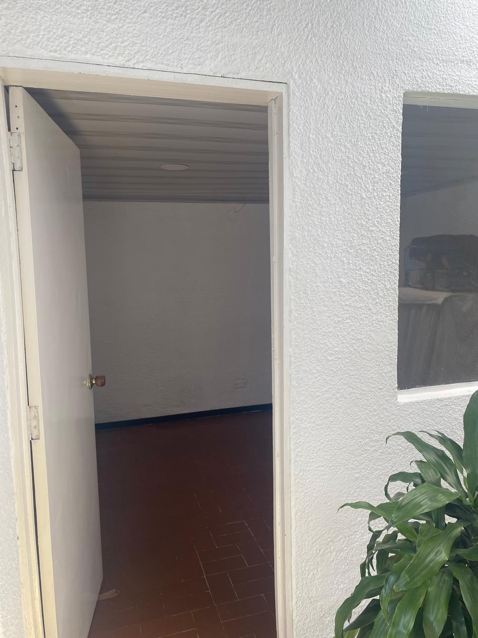 RENTA OFICINA/ CONSULTORIO EL LAGO