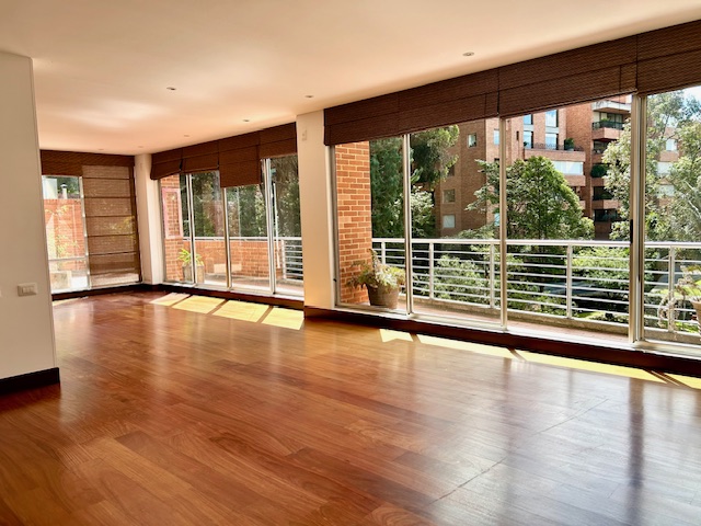 SE ARRIENDA MAGNIFICA OFICINA EXTERIOR EN 4to PISO NORTH POINT -2-