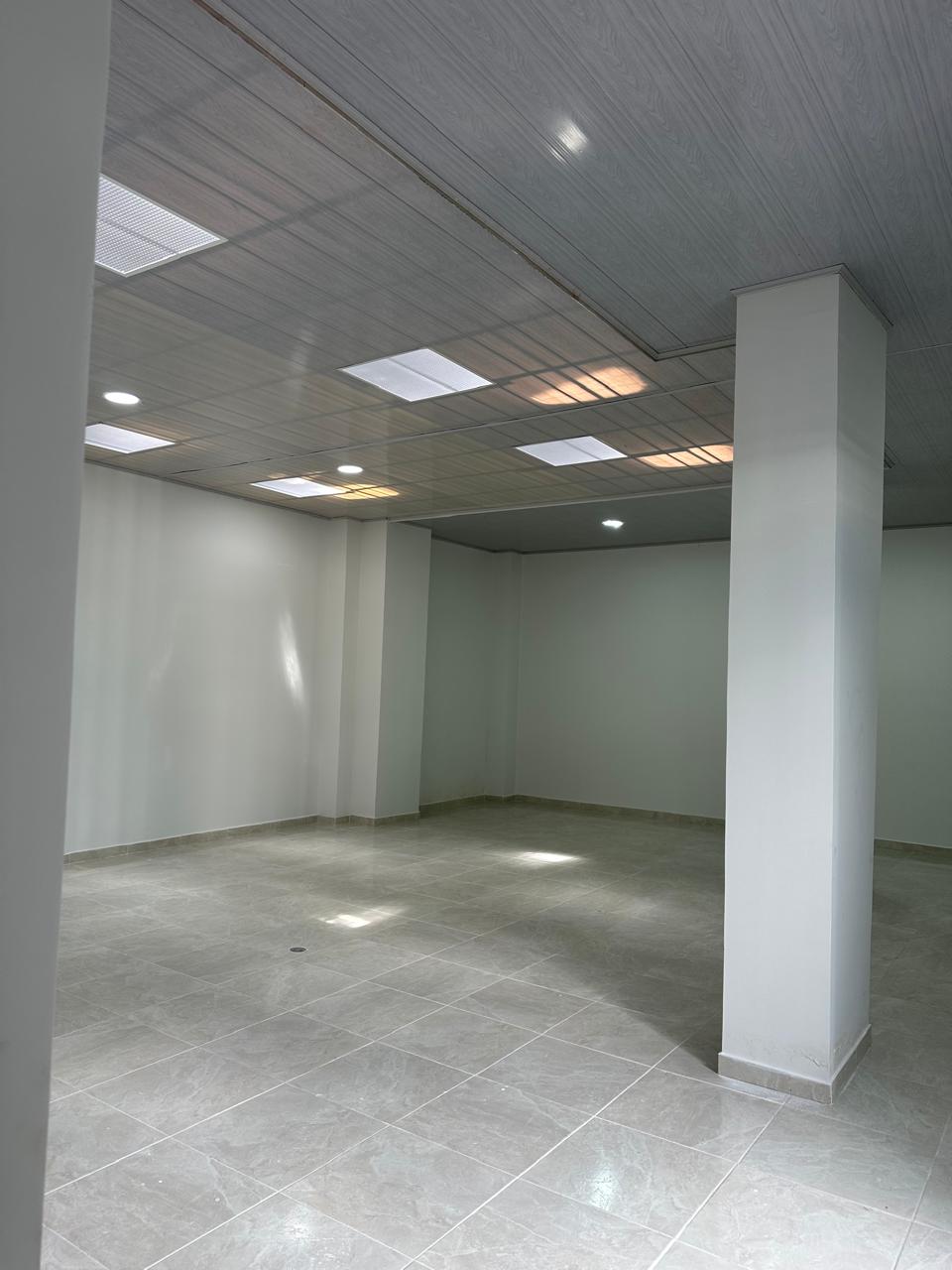 Arriendo oficina cerca parque 93 con o sin muebles baño privado