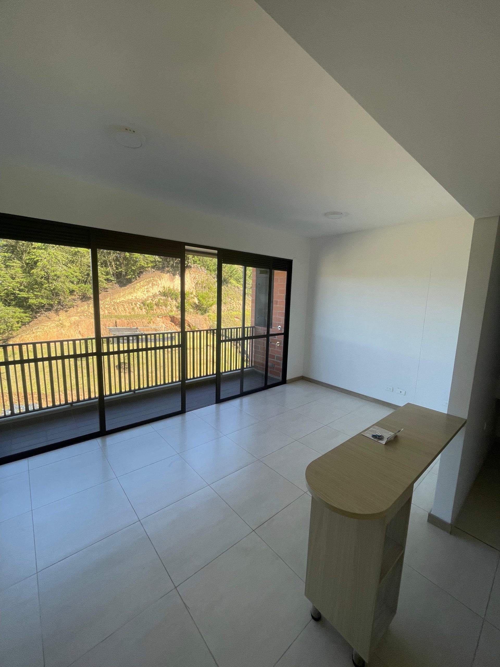 SE ARRIENDA LOCAL EN C.C. LA STRADA, MEDELLIN
