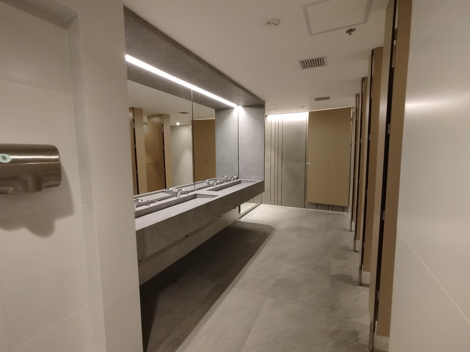 Oficina en arriendo – Av. El Dorado | 2.318 m² 8 178741320250917035237.jpeg