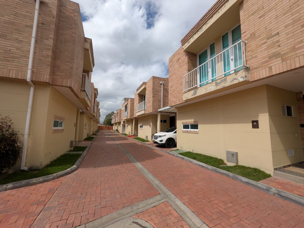 ARRIENDO EXCELENTE OFICINA / CONSULTORIO EN CHIA MILLA DE ORO -5-