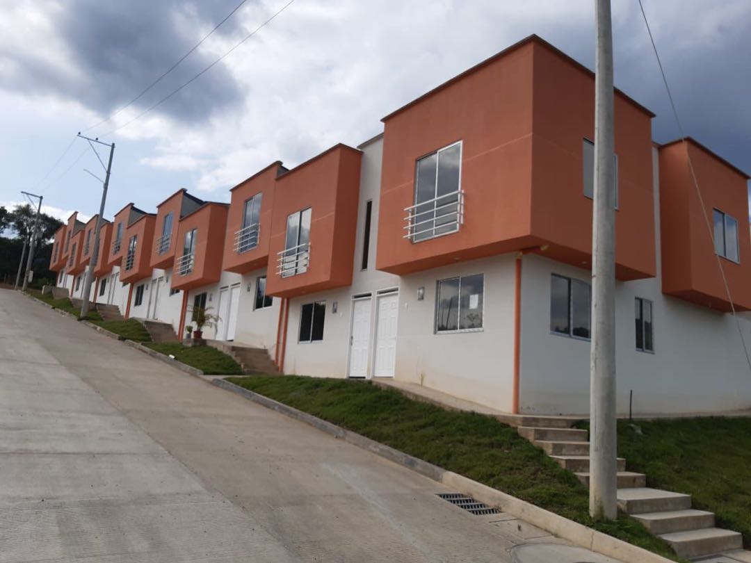 Arriendo casa esquinera cerca a bosques de la cuarela Dosquebradas 3 vendo_casa_esquinera_en_dosque_1756334459-2053_8420.jpeg