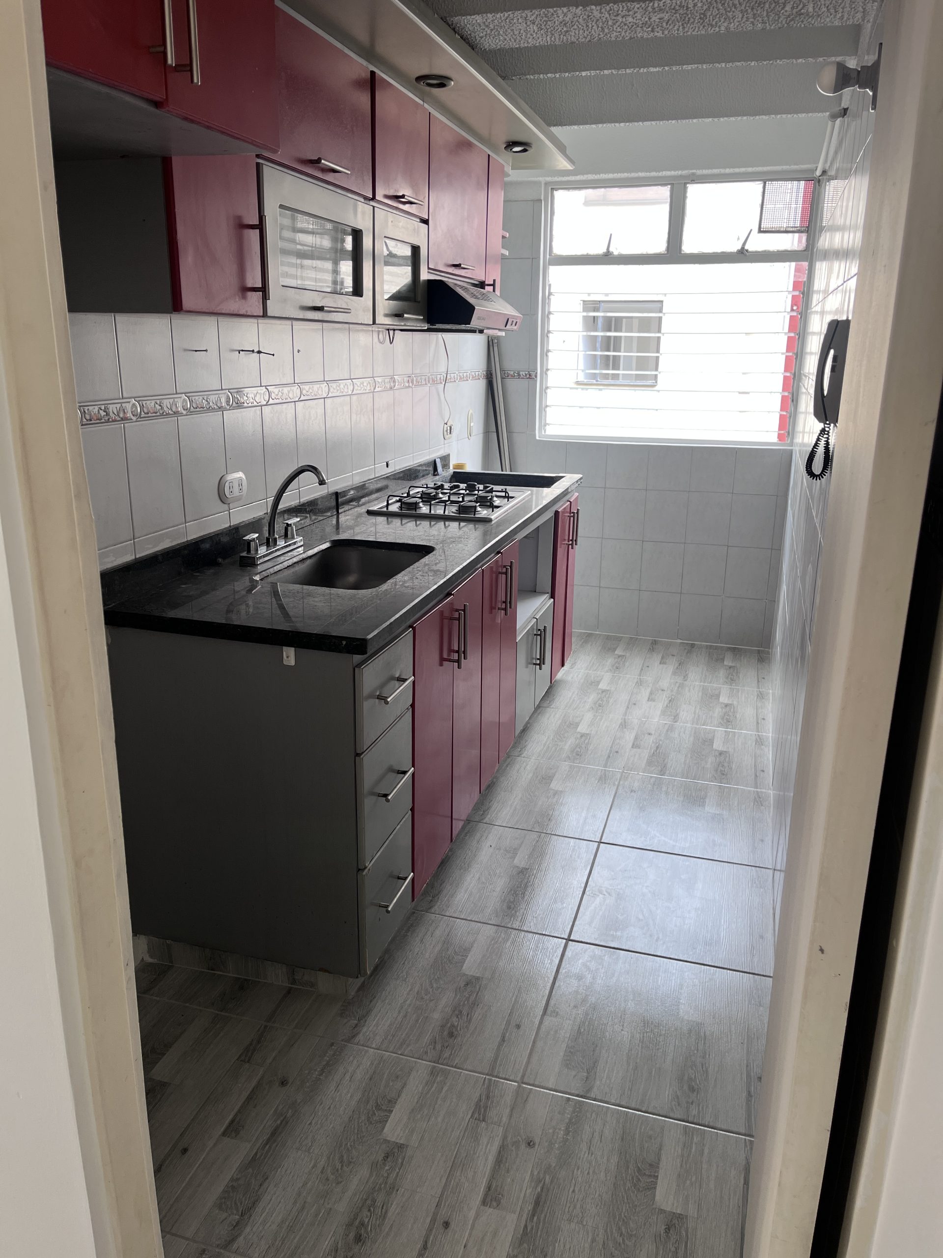 Apartamento ubicado cerca al portal norte, excelente iluminación, techos altos