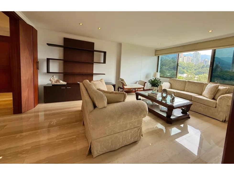 Se arrienda o vende apartamento en Poblado Medellín.