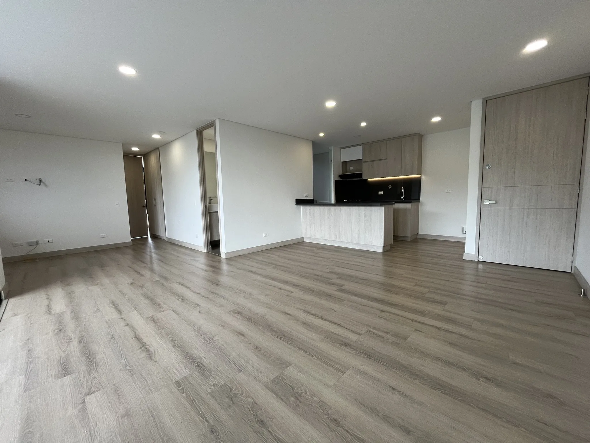 098. Venta Apartamento Remodelado, gran vista. Poblado.