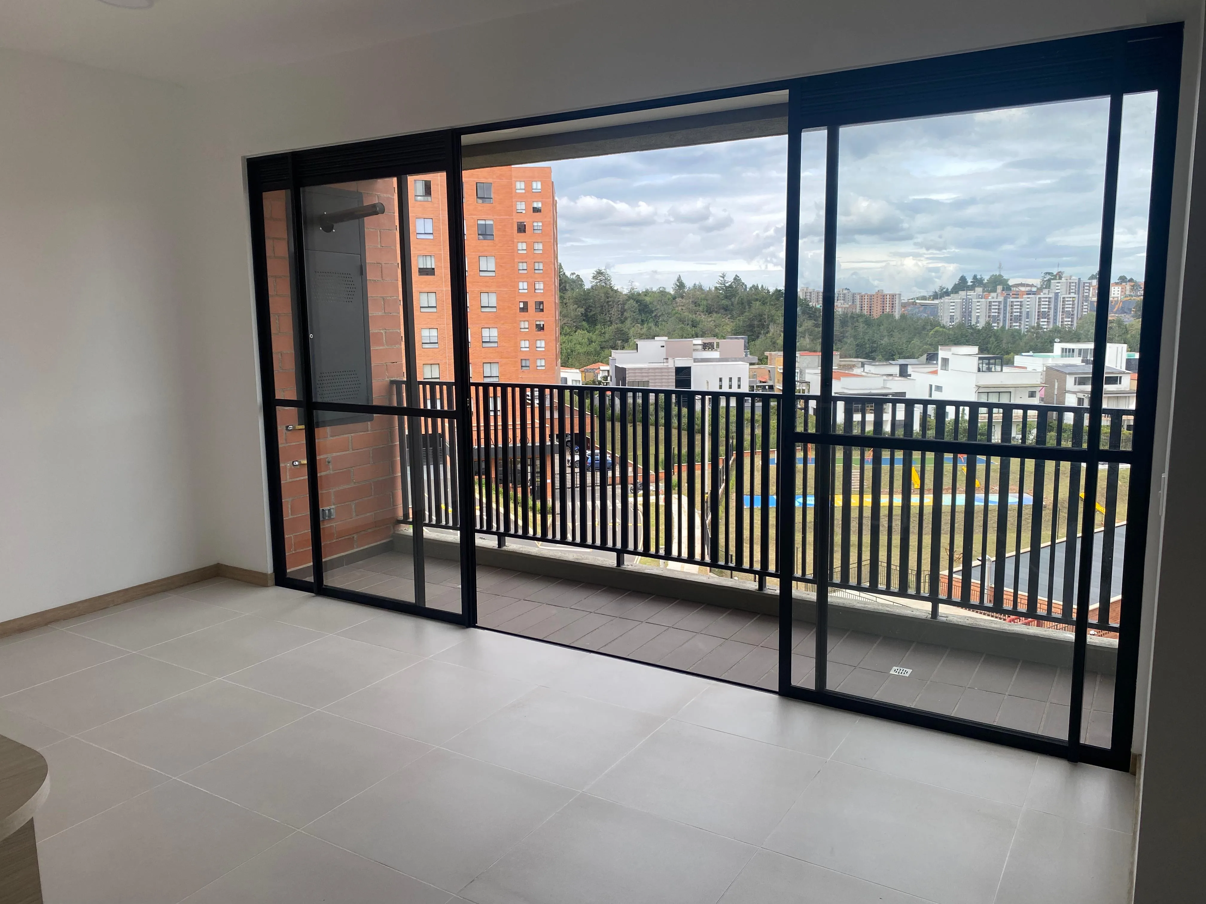 SE ARRIENDA PRIMER PISO CON GARAJE