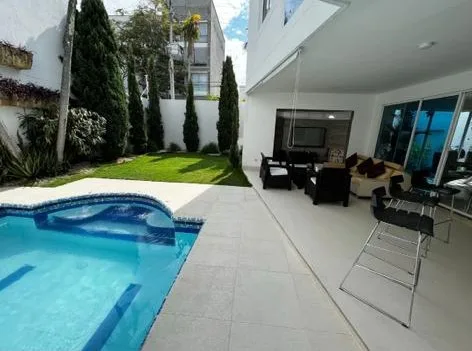 Casa en arriendo en Ciudad jardin, Cali