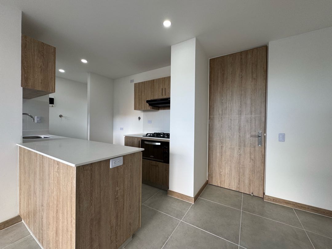 268. Arriendo apartamento con dos balcones, Rionegro. Unidad Completa.