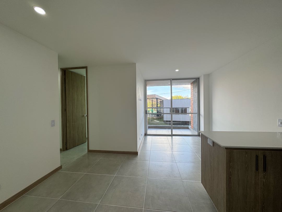 268. Arriendo apartamento con dos balcones, Rionegro. Unidad Completa.