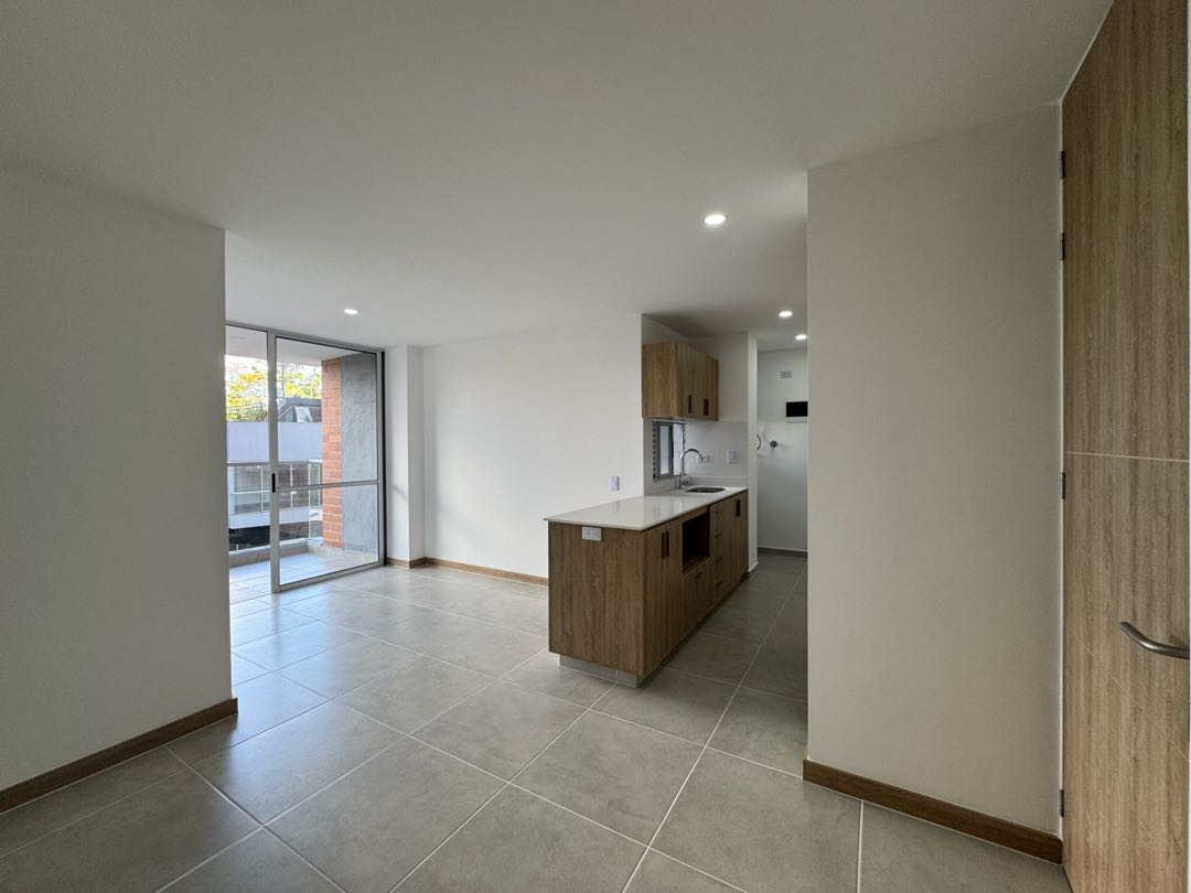 268. Arriendo apartamento con dos balcones, Rionegro. Unidad Completa.