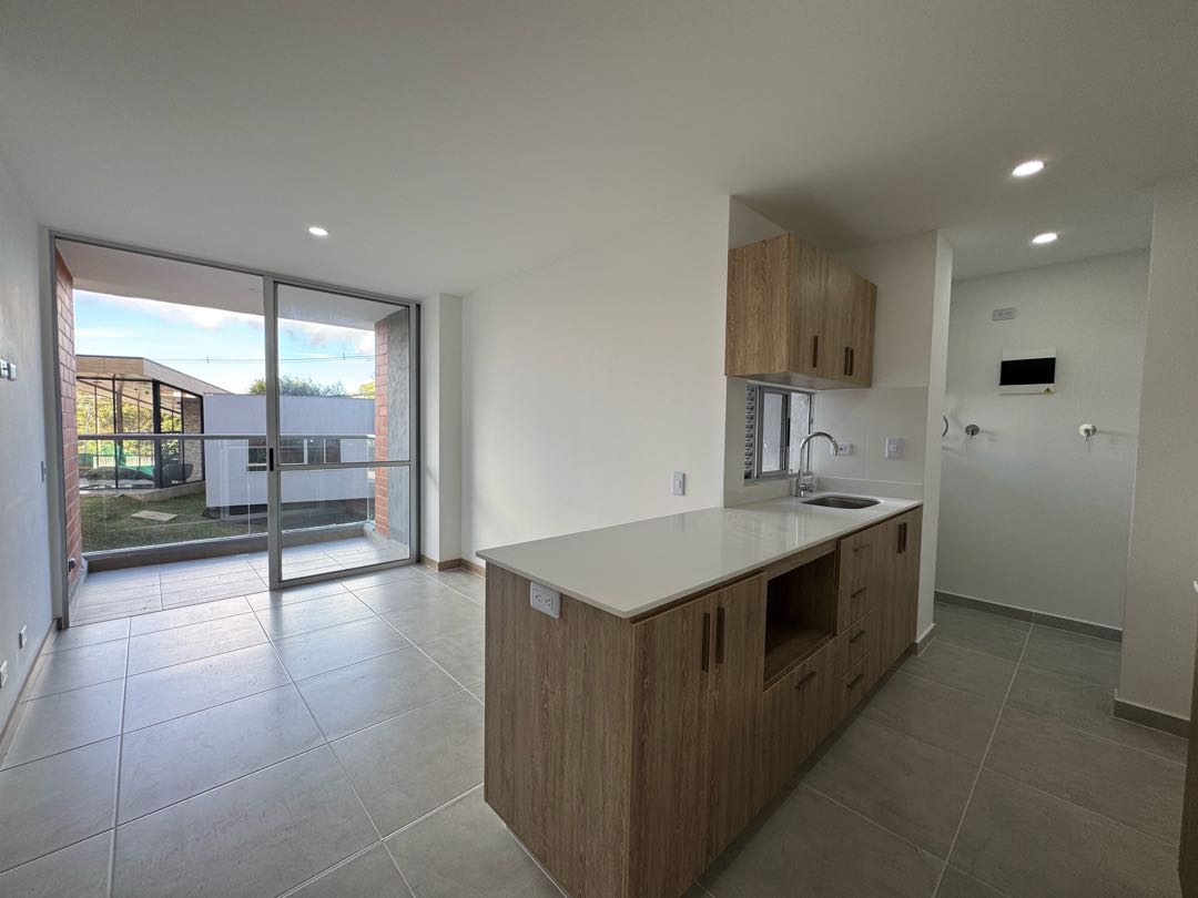 268. Arriendo apartamento con dos balcones, Rionegro. Unidad Completa.