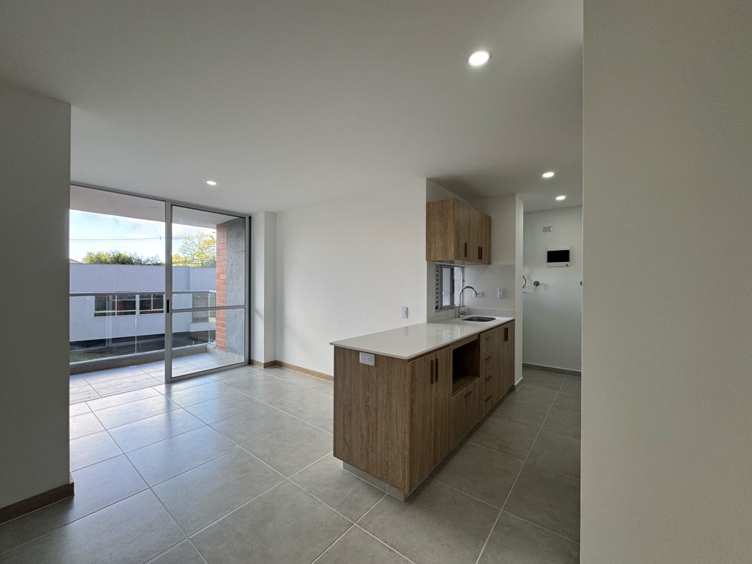 268. Arriendo apartamento con dos balcones, Rionegro. Unidad Completa.