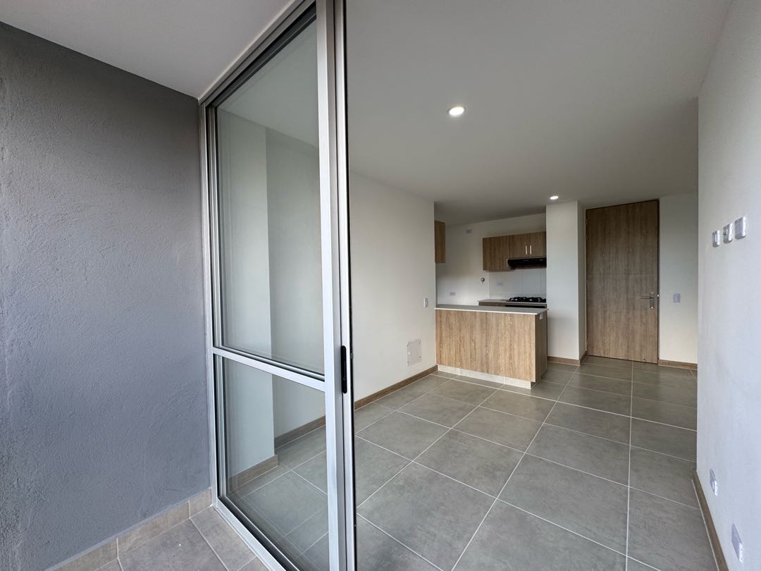 268. Arriendo apartamento con dos balcones, Rionegro. Unidad Completa.