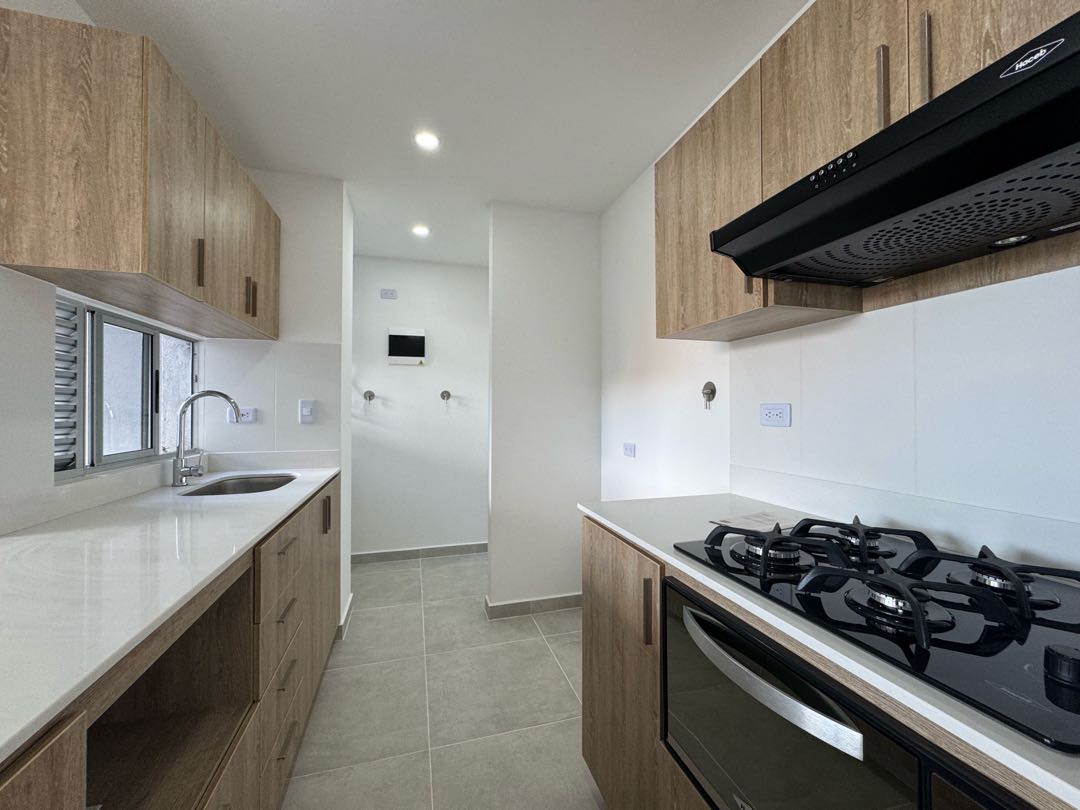 268. Arriendo apartamento con dos balcones, Rionegro. Unidad Completa.