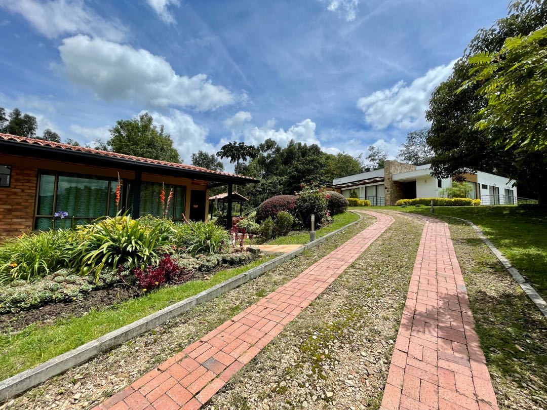 SE ALQUILA LOCAL SOBRE VIA PANAMERICANA EN JAMUNDI