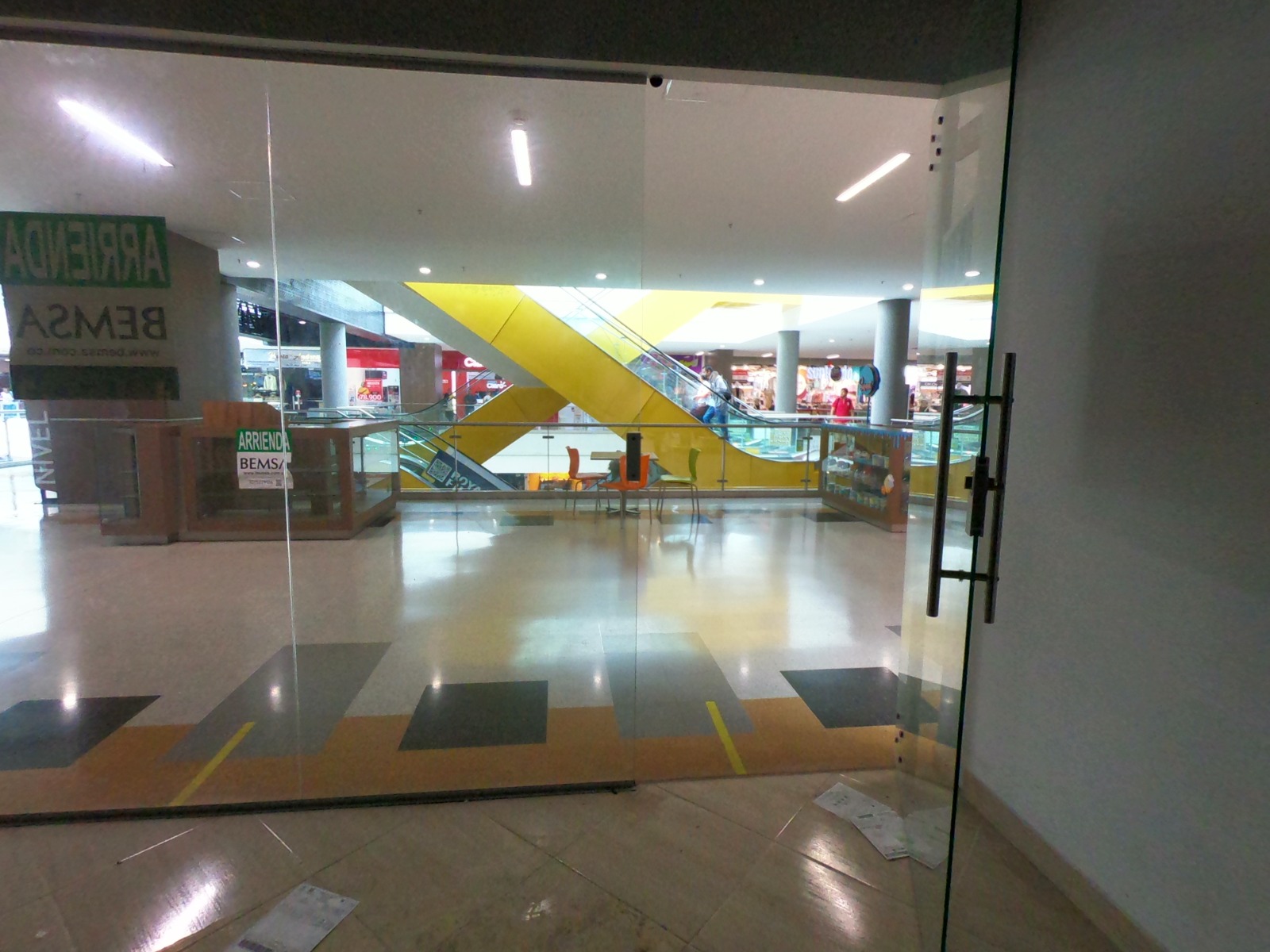 SE ARRIENDA LOCAL PLAZA ARRAYANES EN ITAGUI