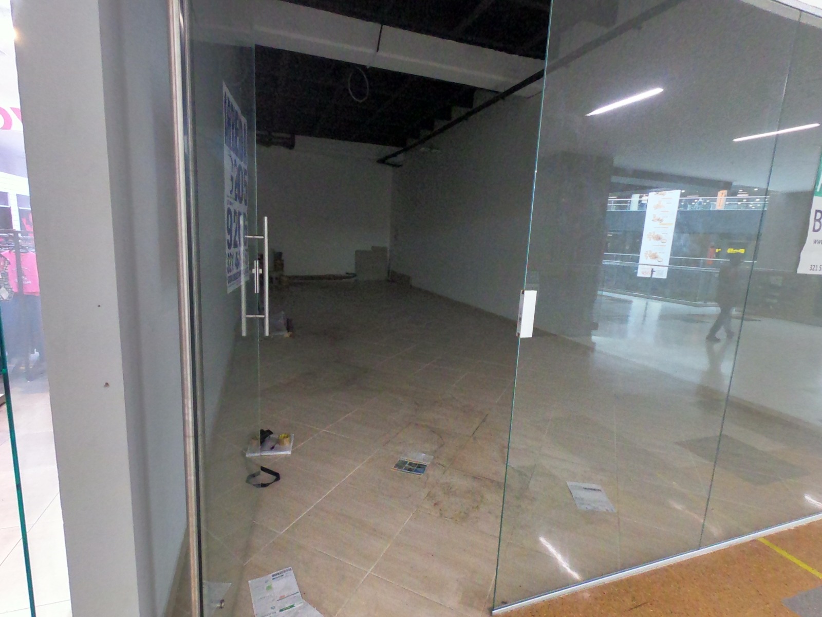 SE ARRIENDA LOCAL PLAZA ARRAYANES EN ITAGUI