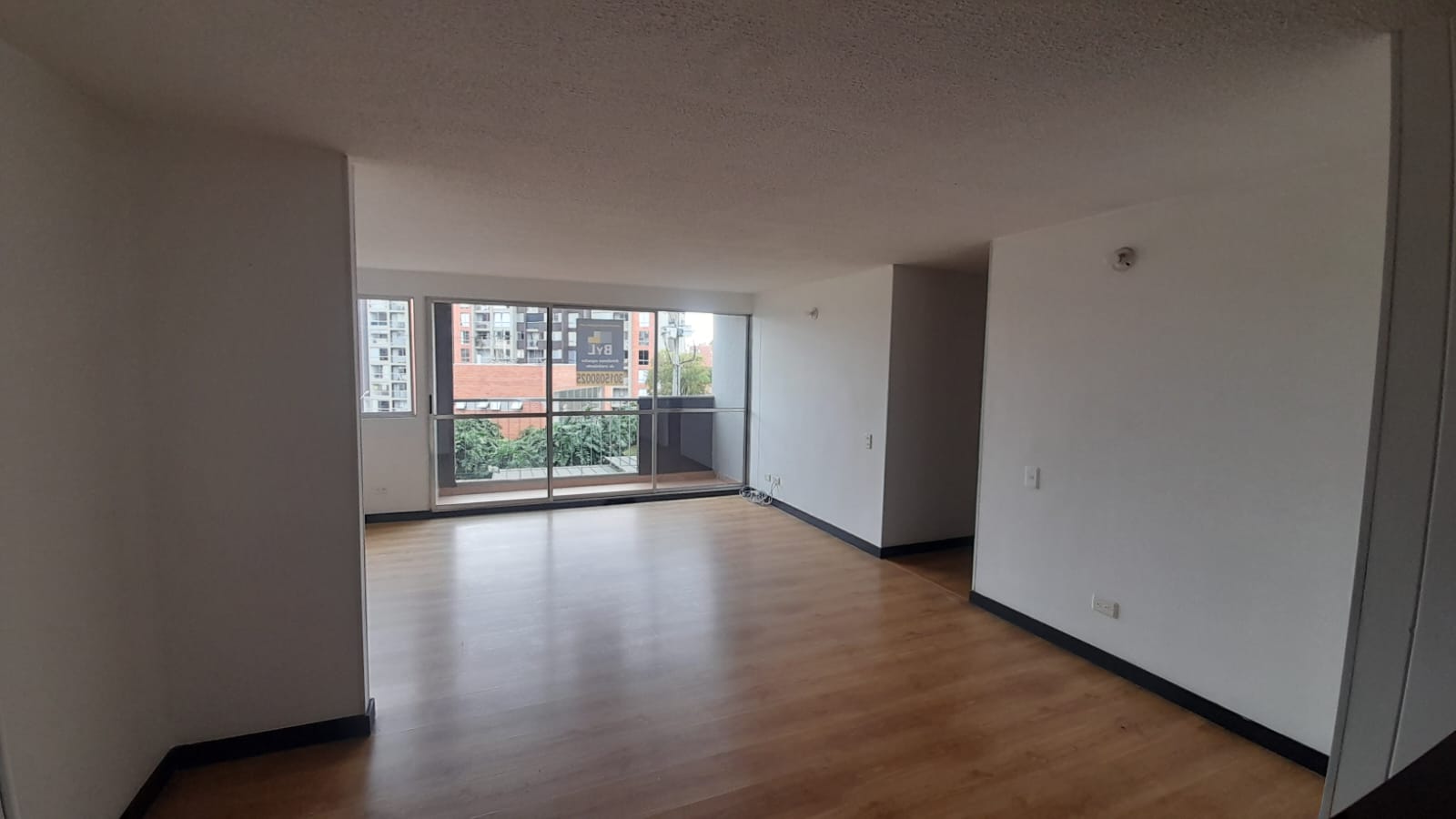 ARRIENDO APARTAMENTO AMOBLADO EN LA AV 30 DE AGOSTO