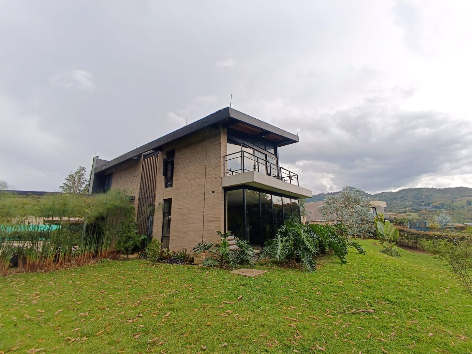 Alquiler Oficina Poblado Campestre. 9804233 DL