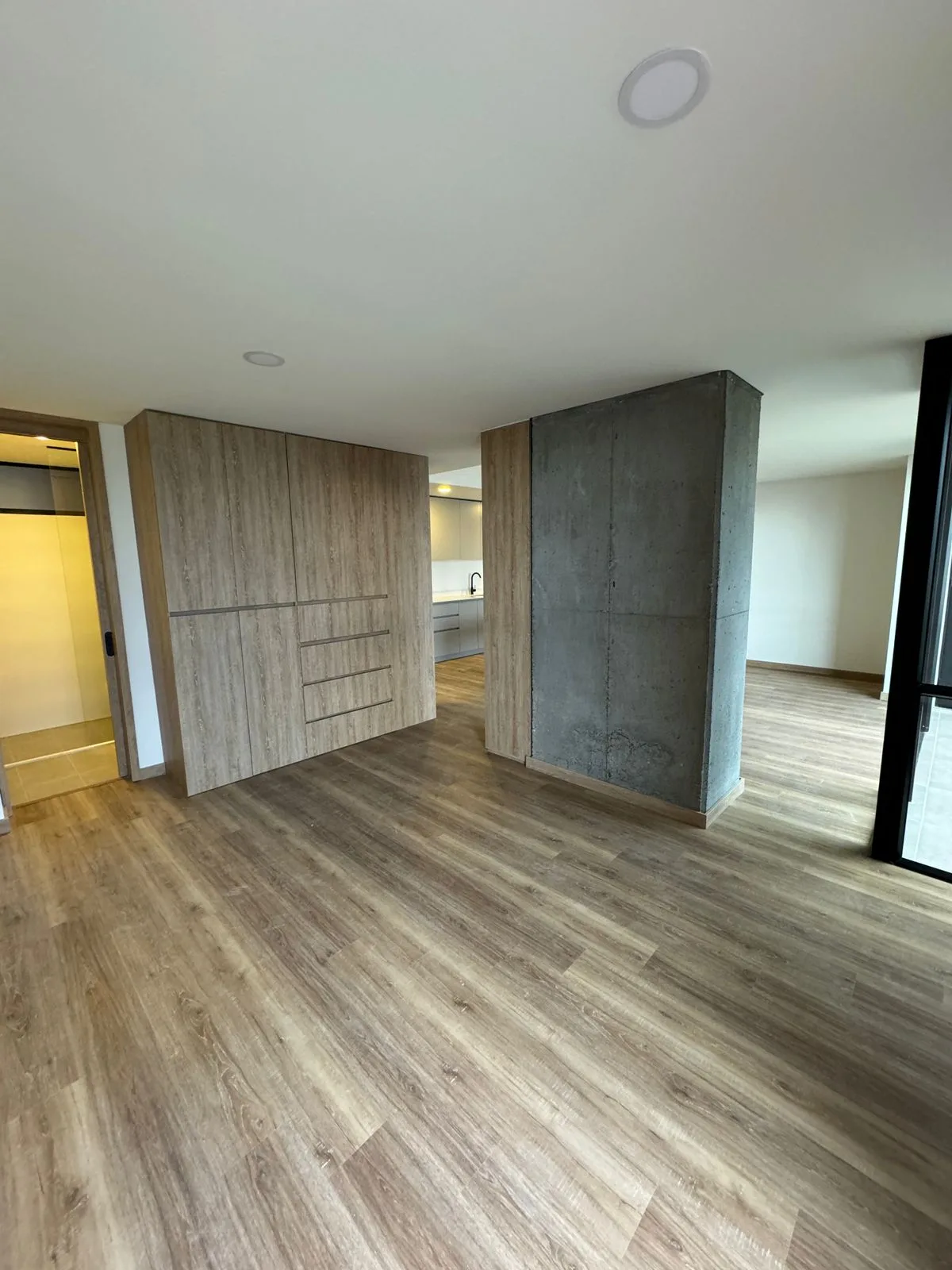 LOCAL EN GLORIETA DE DON QUIJOTE PARA PELUQUERIA SPA UÑAS