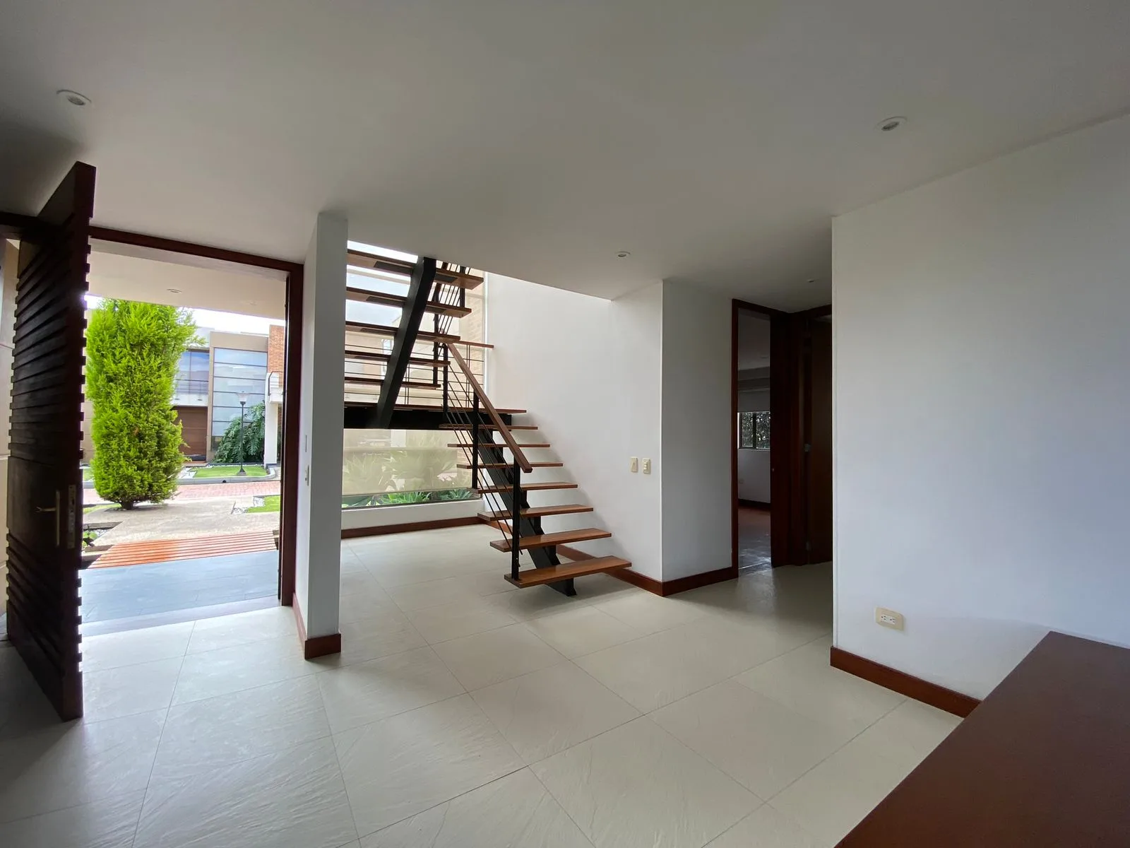 ARRIENDO LOCAL 352 M2 BELARMIN PLAZA CAJICA | 515 |