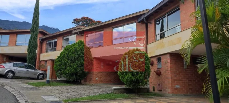 Casa en arriendo en Loma del Chocho, Envigado
