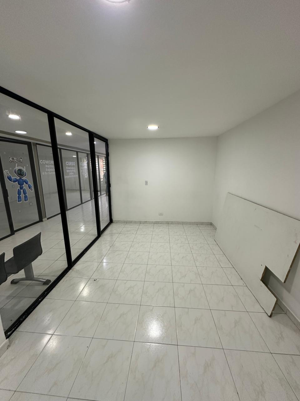 Local comercial, frente al CC.Pasarla – 18m2 AV 5A NORTE