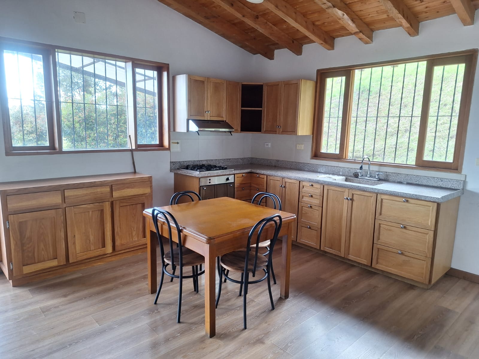 CASA DE SEGUNDO PISO Y MANSARDA EN ARRIENDO EN LA CEJA.