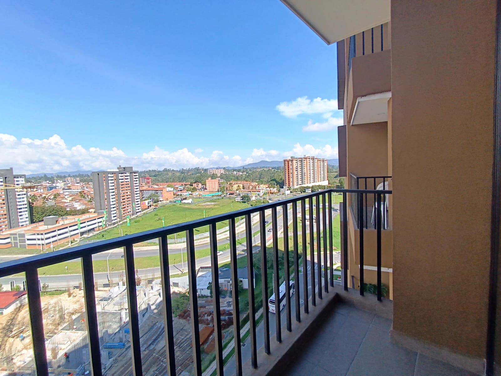 SE ARRIENDA CASA EN CABAÑAS