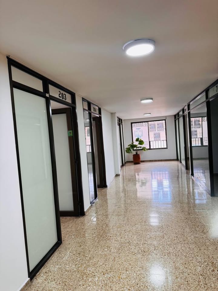 SE RENTA OFICINA EN EL CENTRO DE LA CIUDAD – EXCELENTE UBICACIÓN