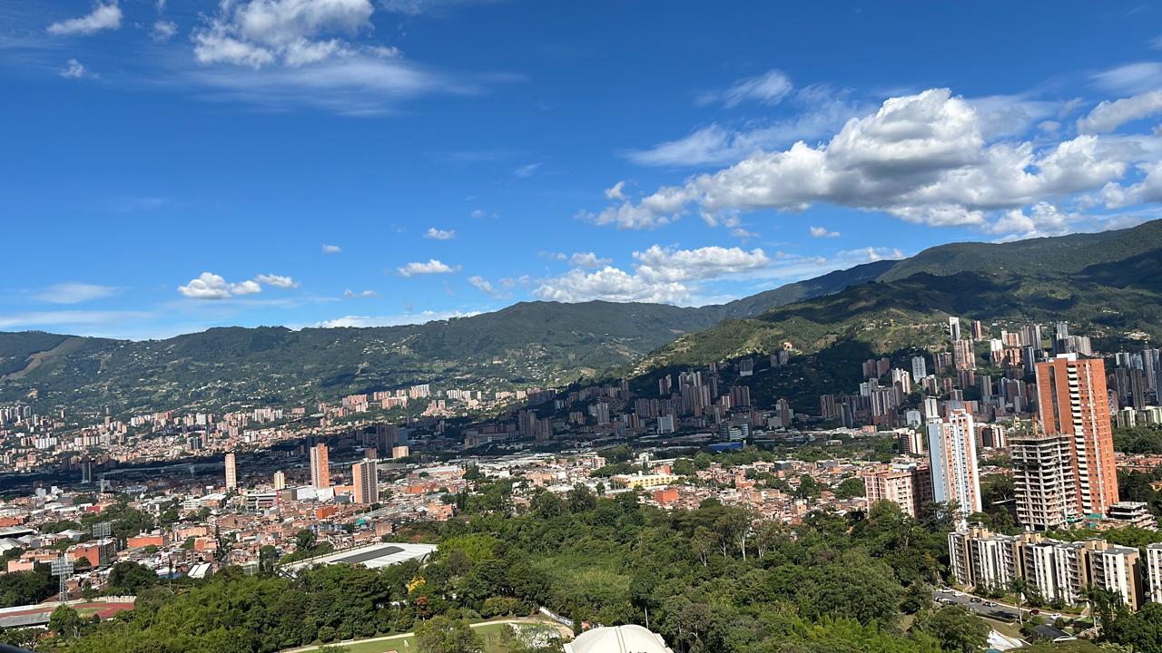 Apartamento de Lujo con Vista Panoramica en San German, Medellín