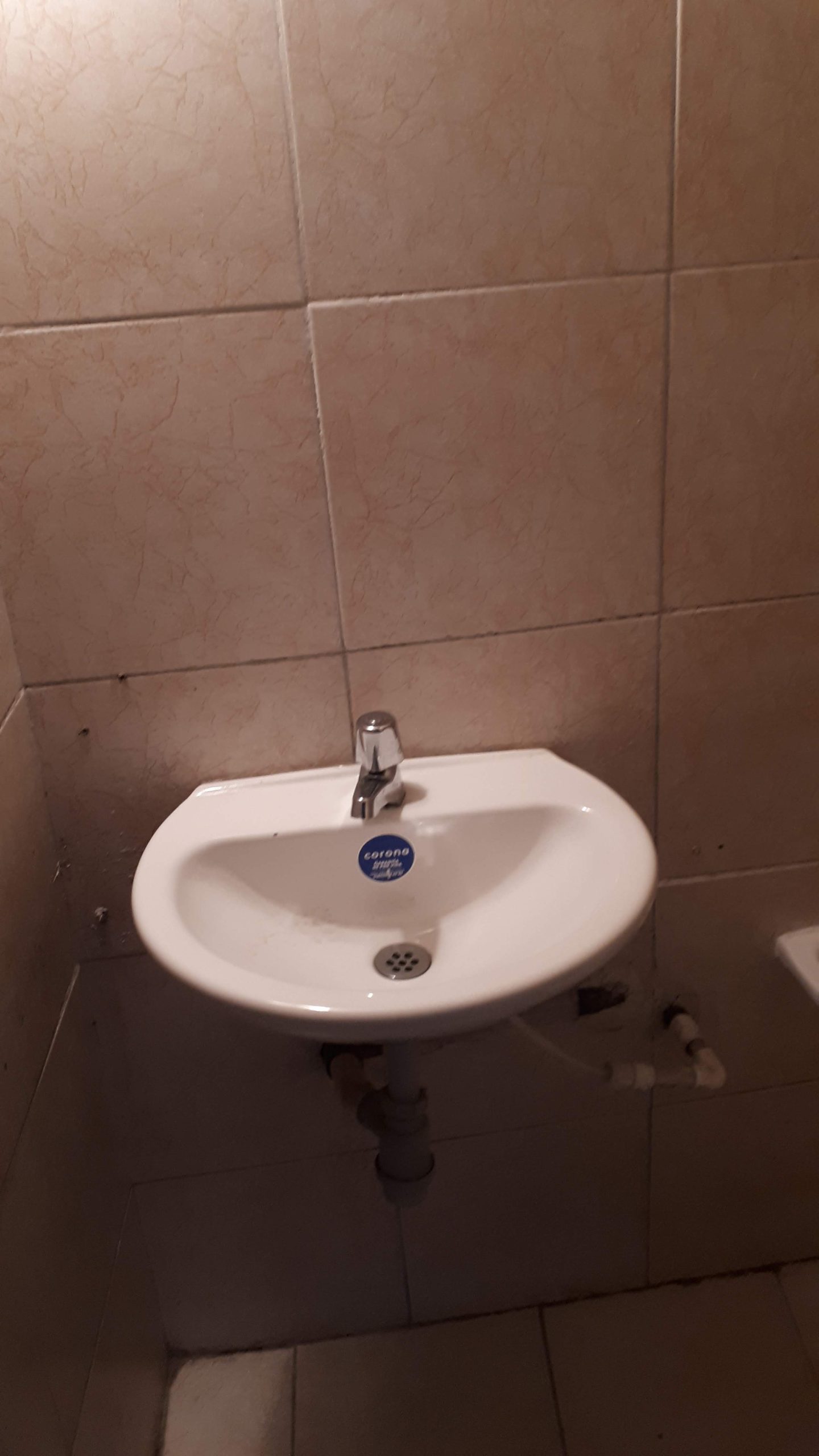 LOCAL AMPLIO CON DOS BAÑOS COCINA TAMBIEN SE ARRIENDA COMO DEPOSITO BODEGA